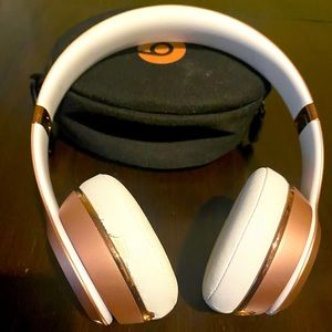 Beats solo3 Rose Gold Bluetooth headphones